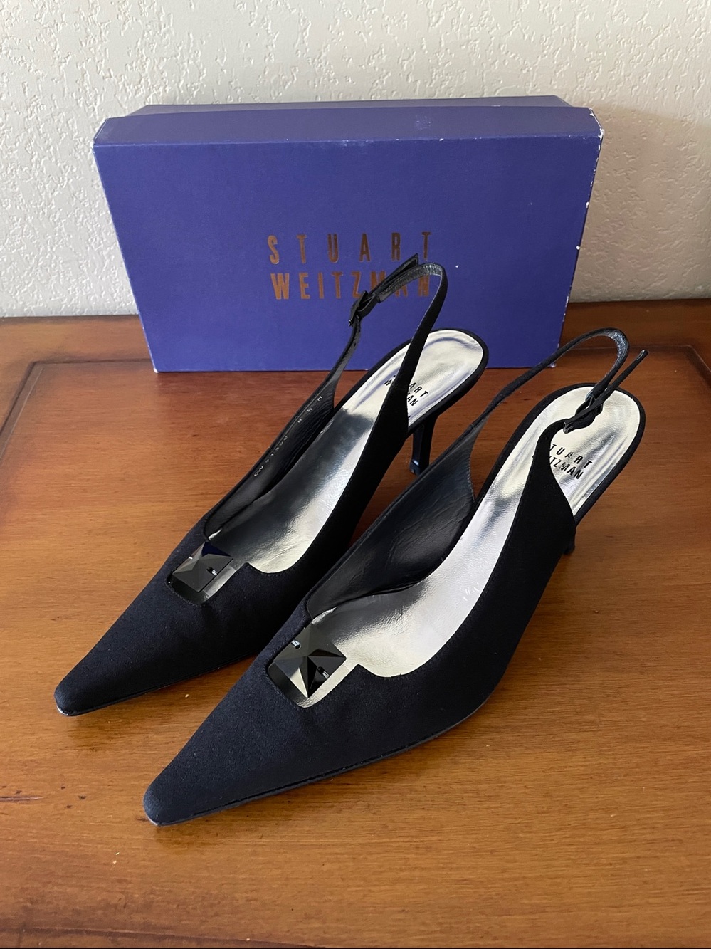 Stuart Weitzman Aurora Black Peau Kitten Heels sz 8.5M Slingback Pointed Toe